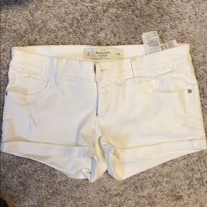 White denim Aberercrombie & Fitch shorts